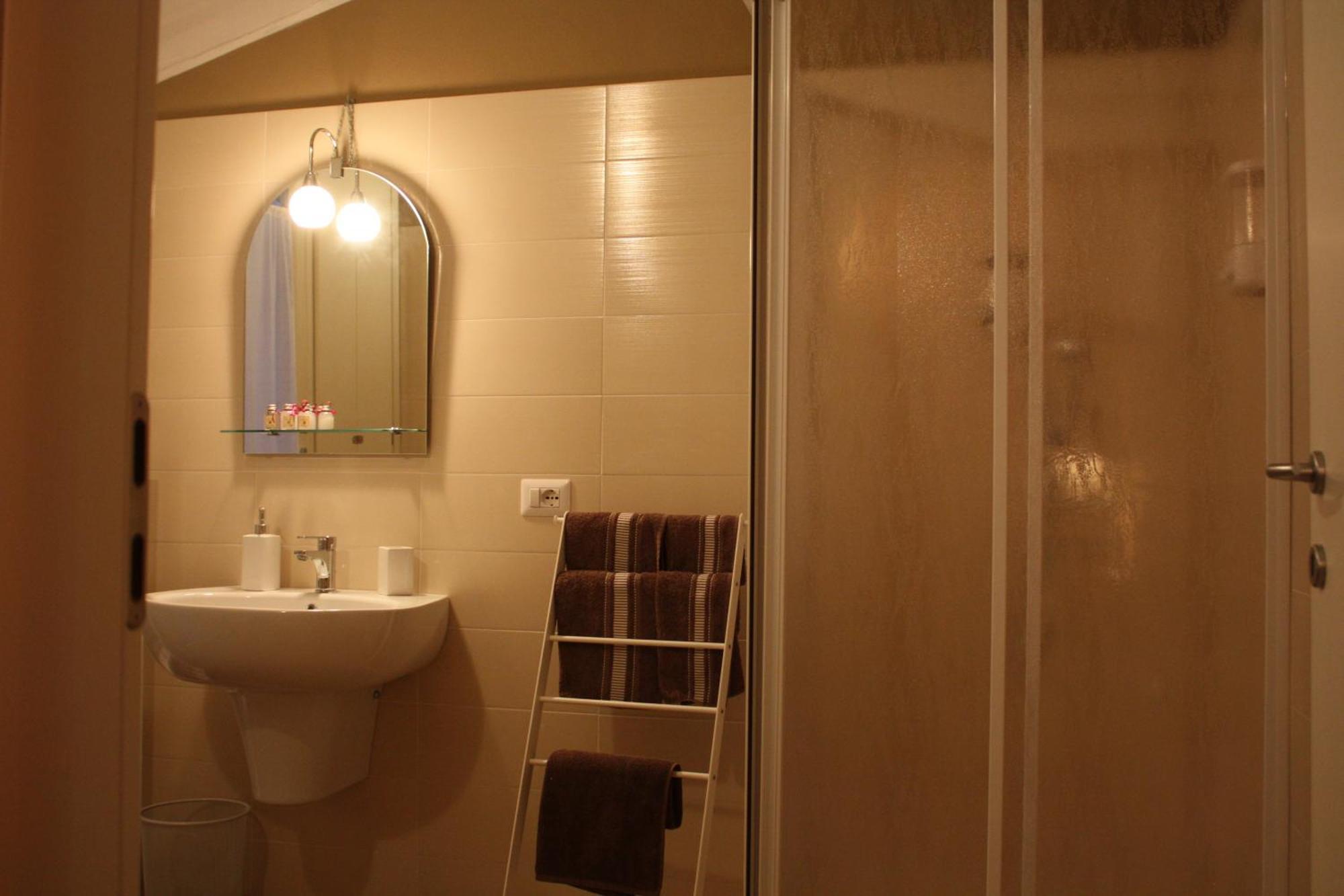 Il Cortile Friendly House Hotell Borgomanero Rum bild