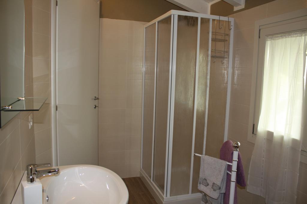 Il Cortile Friendly House Hotell Borgomanero Rum bild